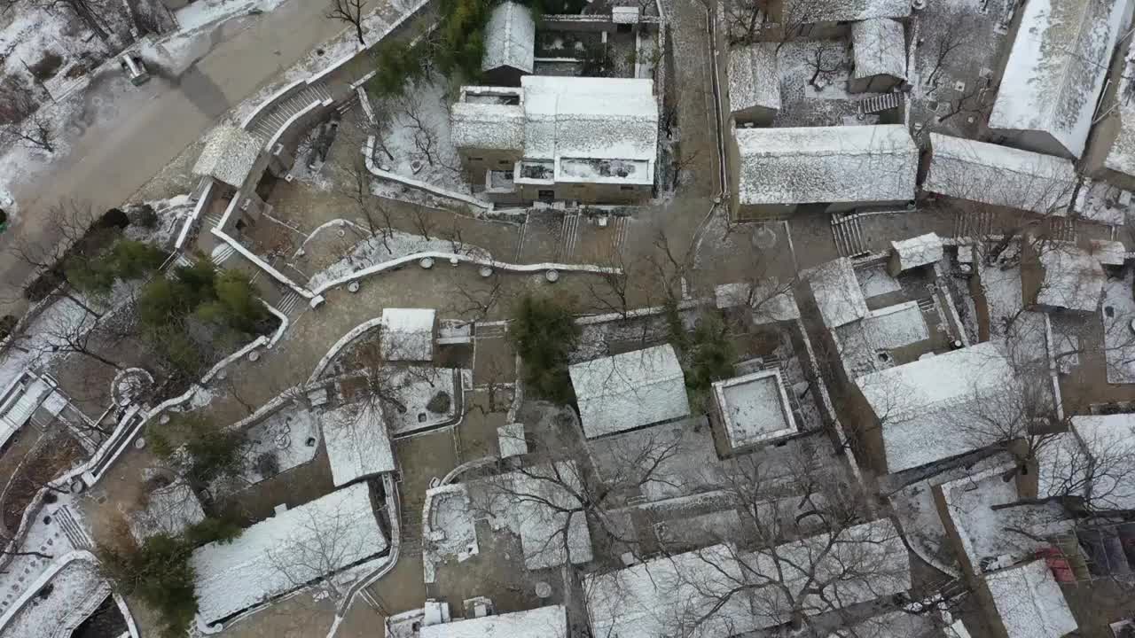 中国传统村落山东枣庄山亭区兴隆庄石板房古村落美丽雪景视频素材