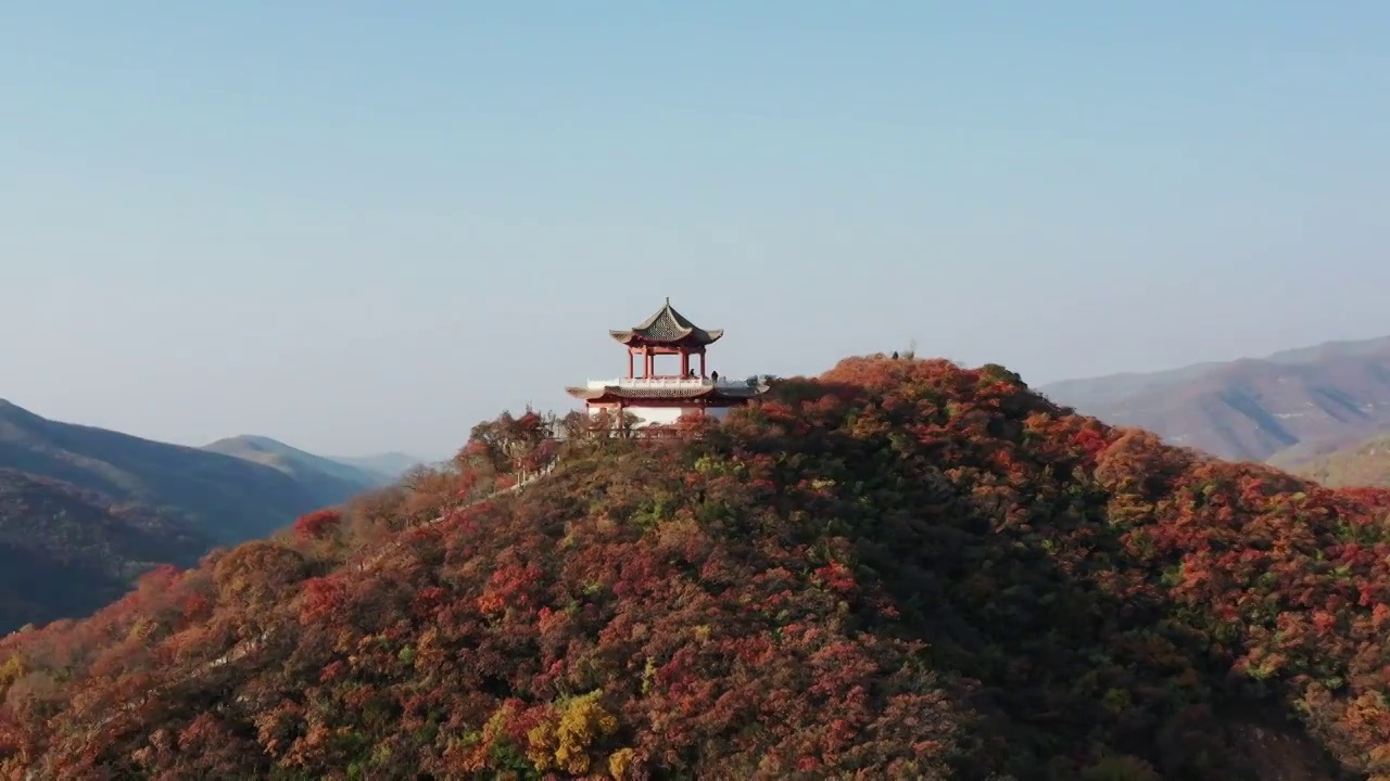 亚洲中国太行山焦作窄门峡谷秋天红叶景象航拍视频素材