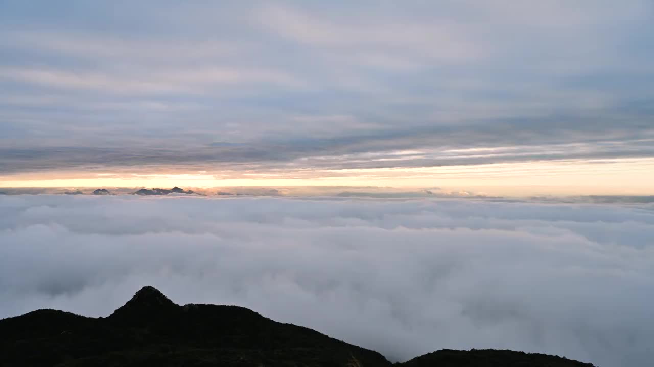 日出东方云海双层高山顶唯美朝霞火烧云延时视频素材