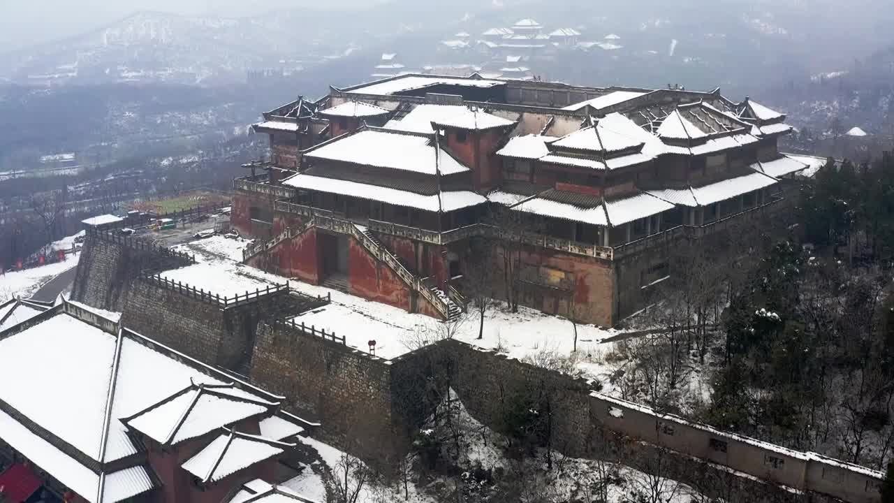 亚洲中国焦作影视城仿古建筑雪景航拍视频素材