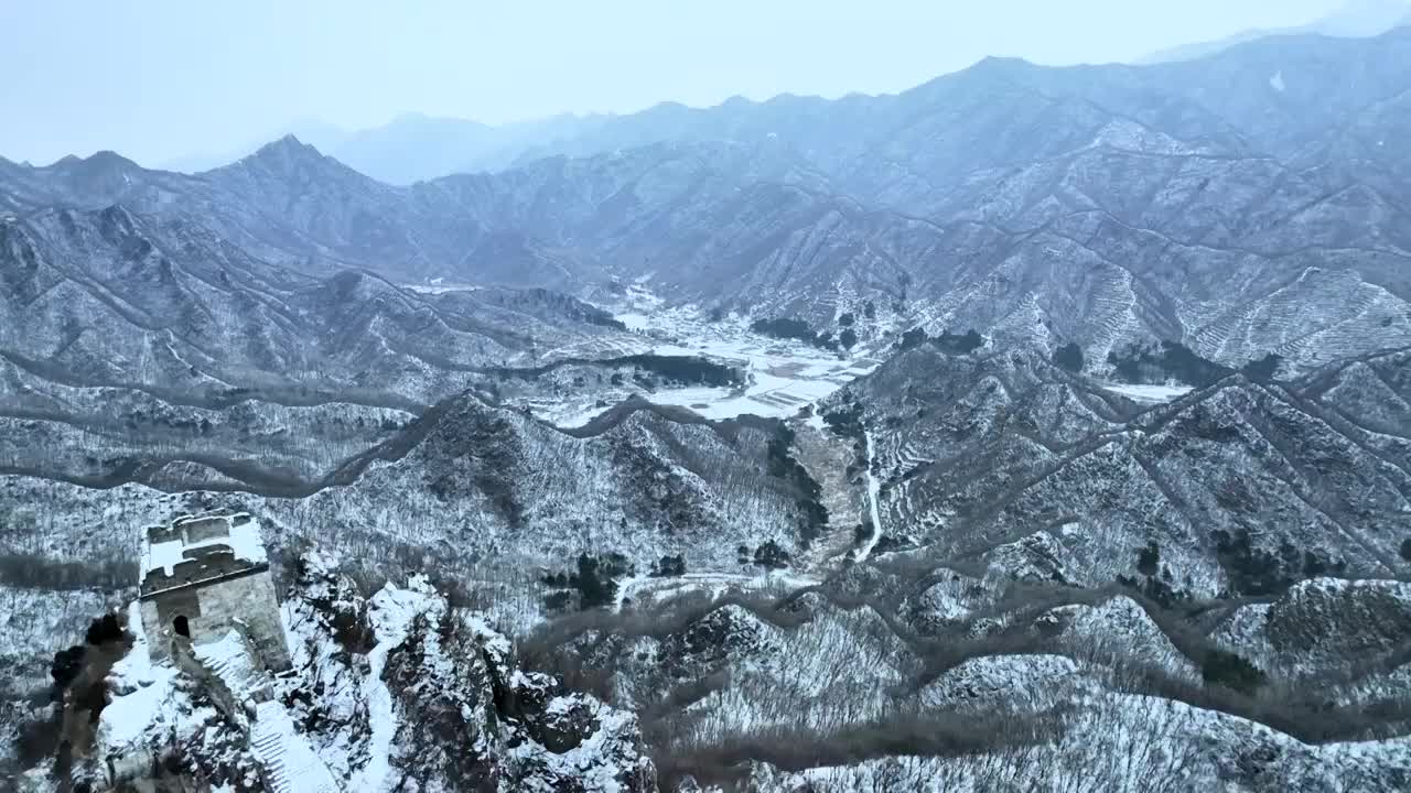 航拍冬季北京箭扣长城雪景视频素材