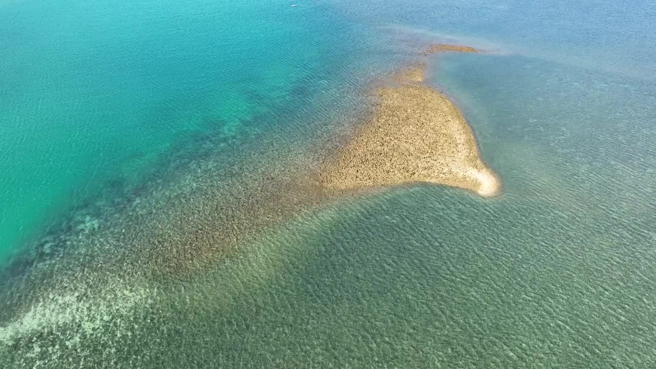 玻璃海中的沙洲视频素材