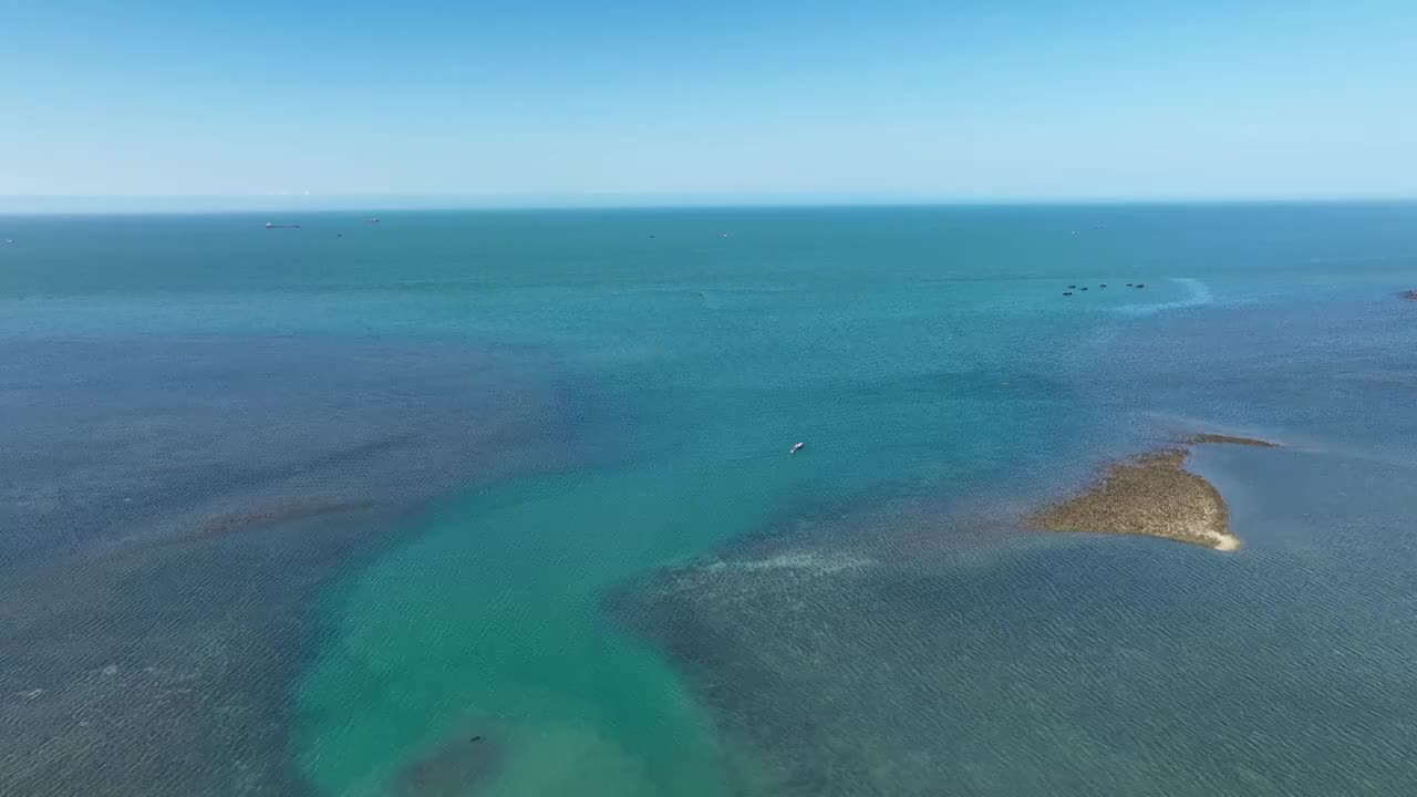 航行在清澈海水中的船只视频素材