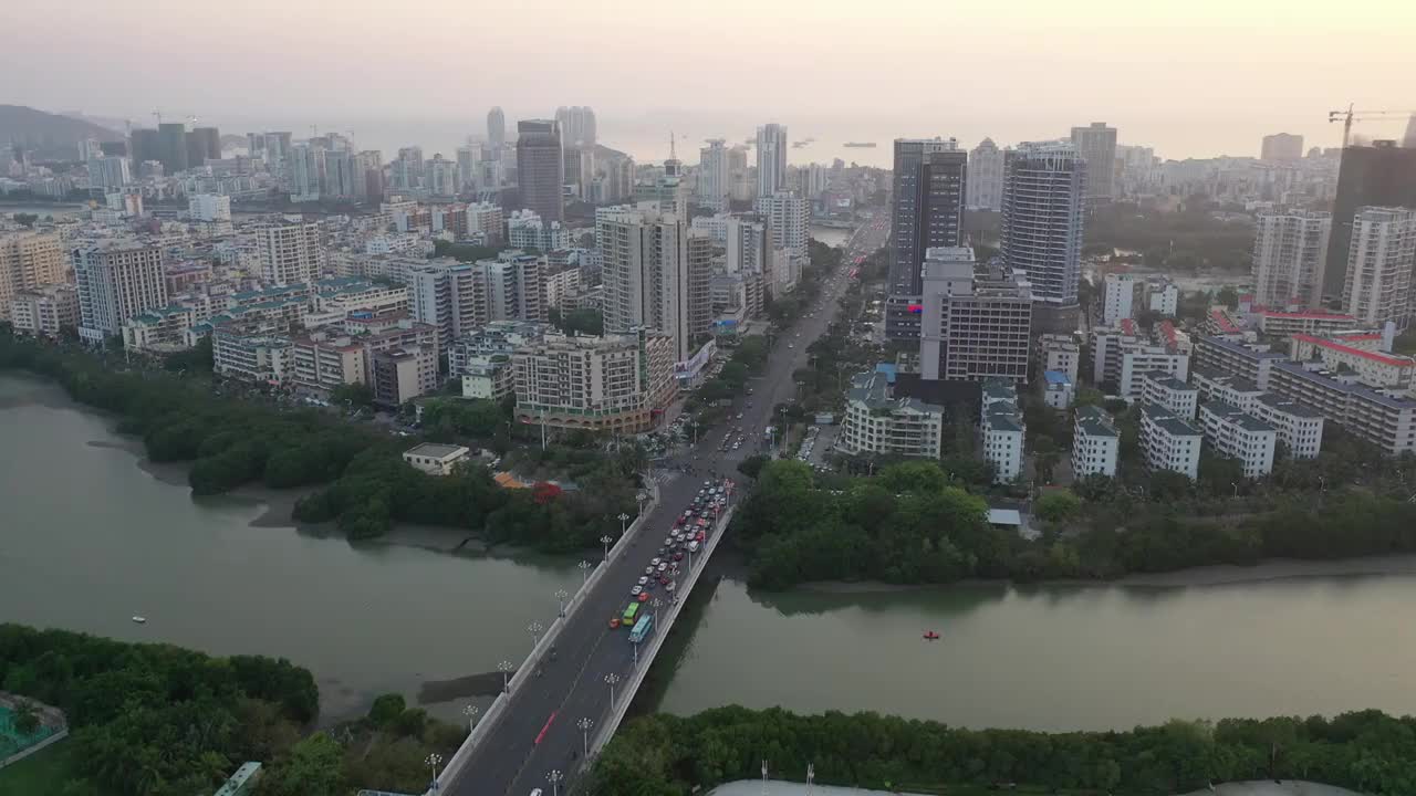 航拍三亚市大树皇冠假日酒店海南街道街头视频素材