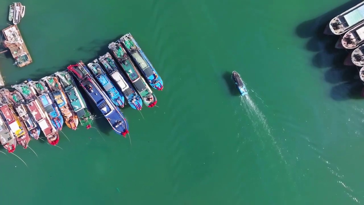 繁忙的海南新盈港视频素材