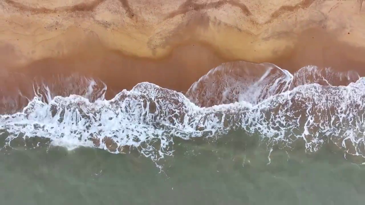 汹涌的浪花和海岸线视频素材