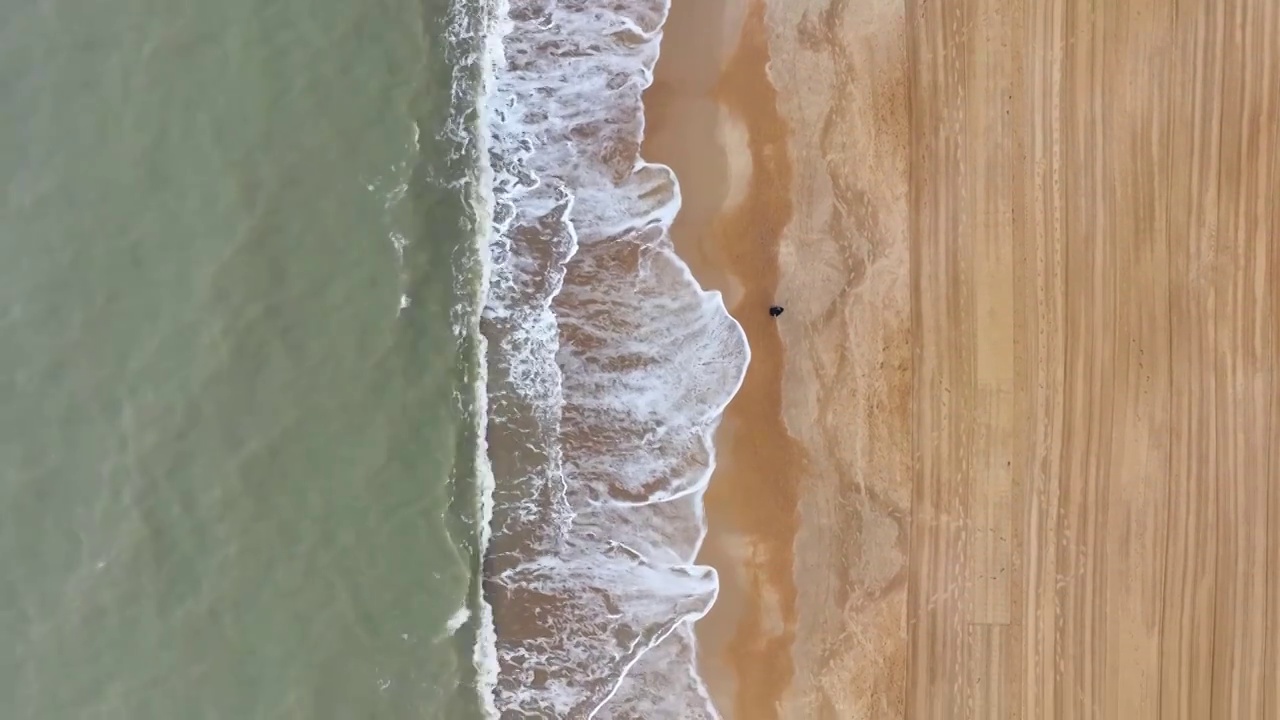 汹涌的浪花和海岸线视频素材