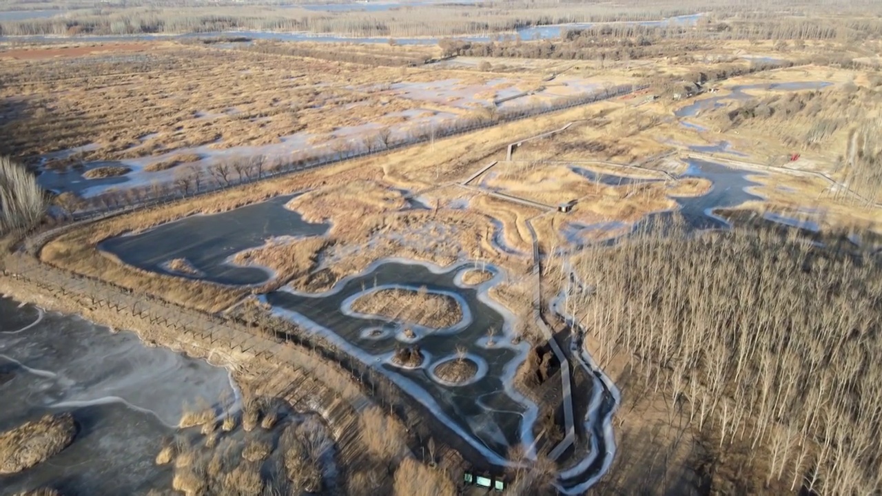 冬季湿地风力发电航拍景观视频下载