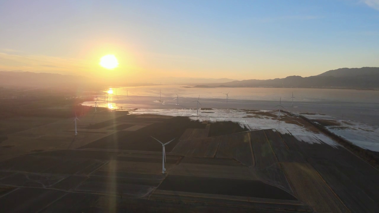 冬季湿地风力发电航拍景观视频下载