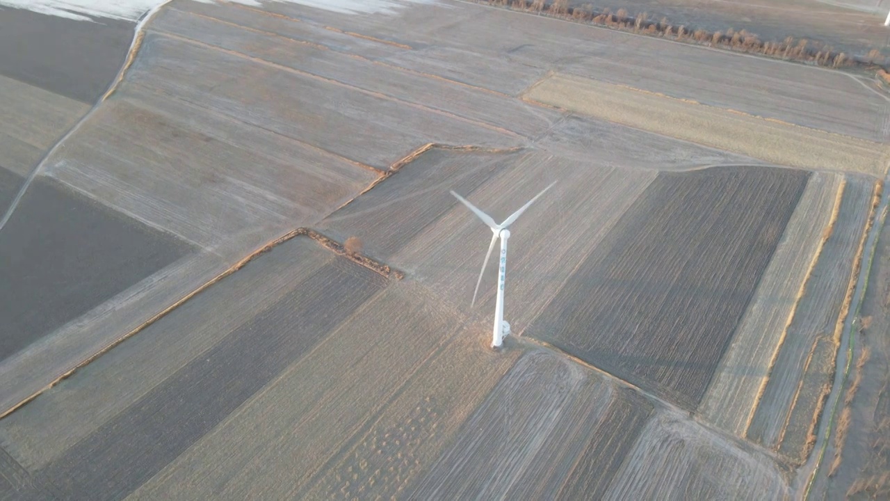 冬季湿地风力发电航拍景观视频下载