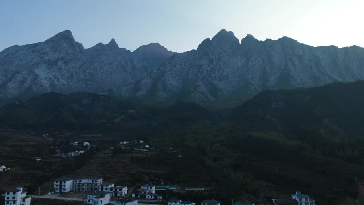 春节来临，武夷山国家公园迎来了一场雪，银装素裹的七仙山在夕照下视频素材