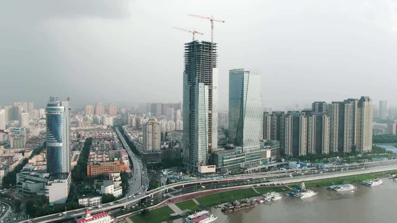 雨后 建设中 摩天大楼 富力中心视频素材