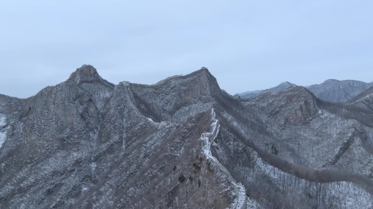 航拍冬季北京箭扣长城雪景视频素材