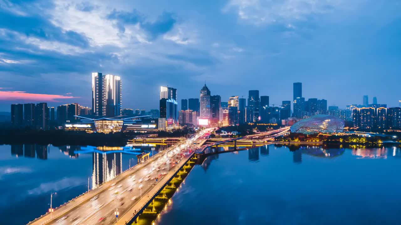 中国辽宁沈阳盛京大剧院和浑河大桥车流城市天际线航拍夜景视频素材