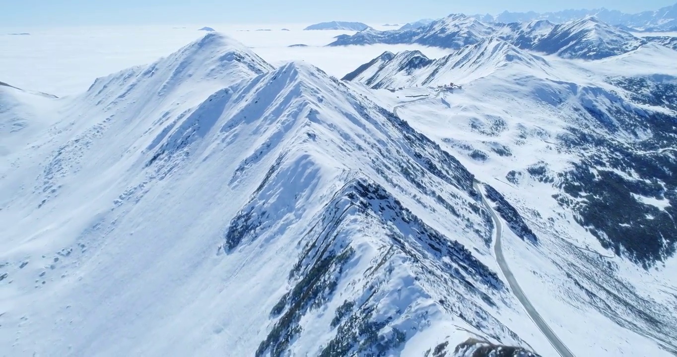 航拍冬天的夹金山雪山风景视频素材