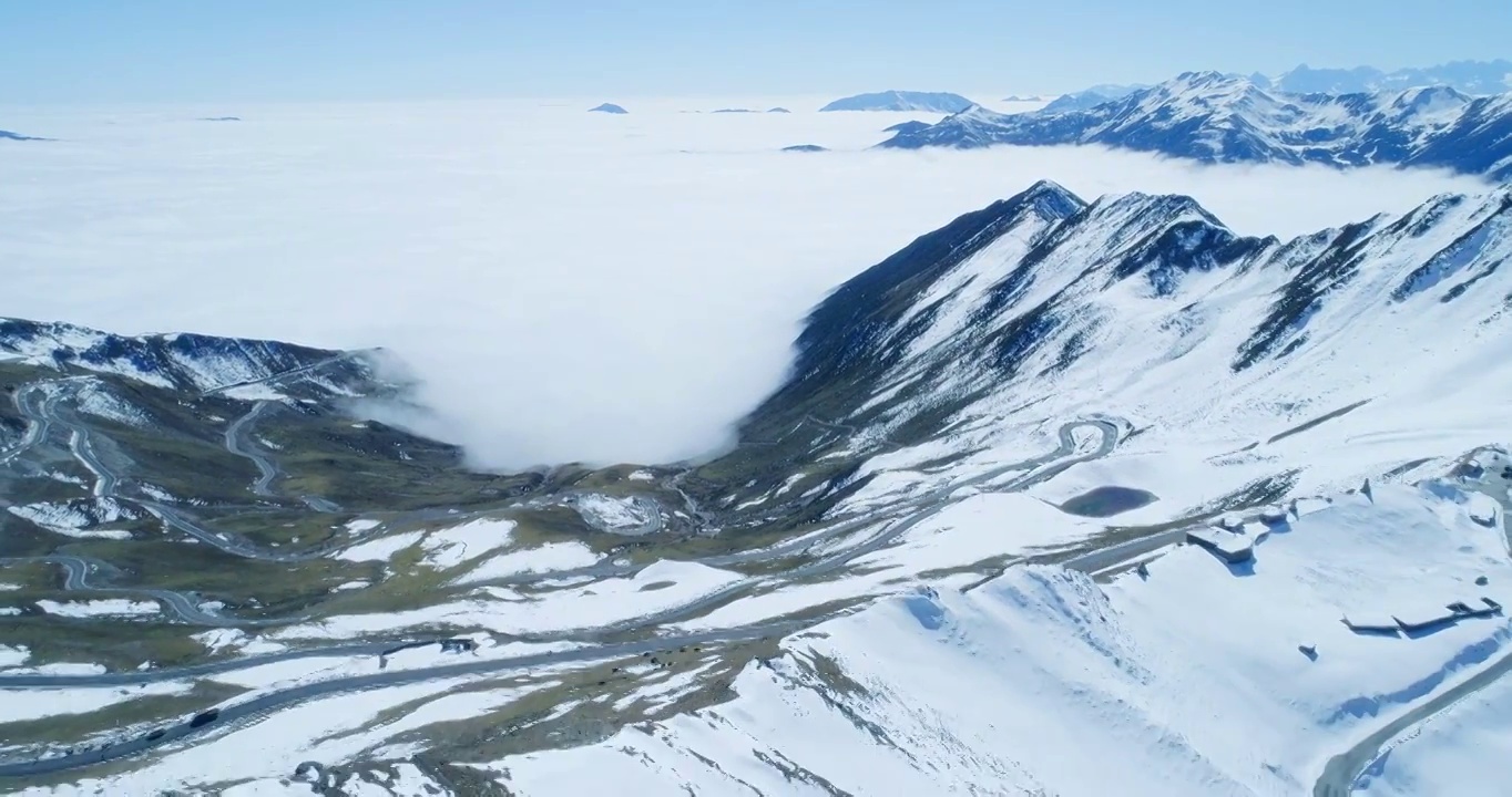 航拍冬天的夹金山雪山风景视频素材