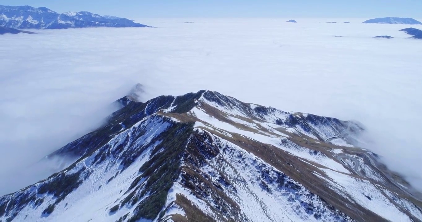 航拍冬天的夹金山雪山风景视频素材