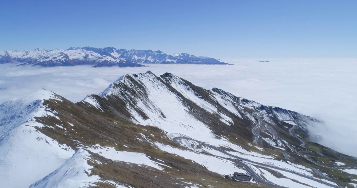 航拍冬天的夹金山雪山风景视频素材