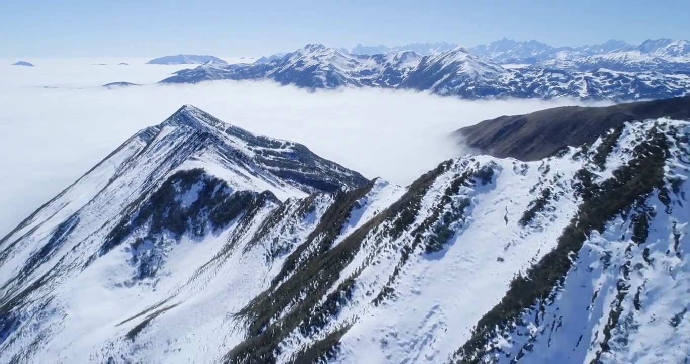 航拍冬天的夹金山雪山风景视频素材