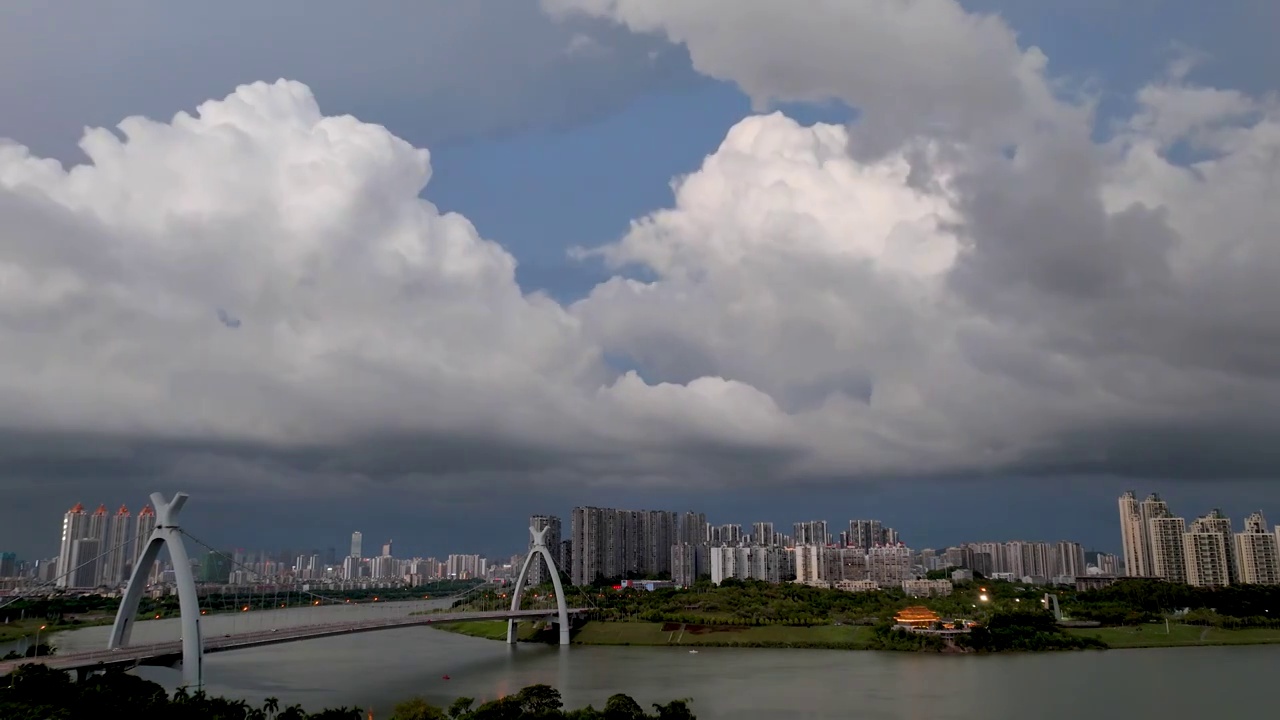 大雨来临前风云涌动的南宁柳沙半岛视频素材