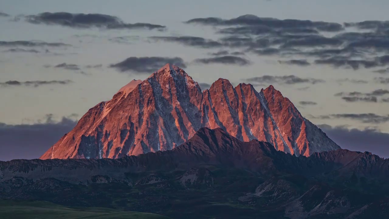 夏季川西塔公雅拉雪山夕阳时刻的日照金山延时视频视频素材