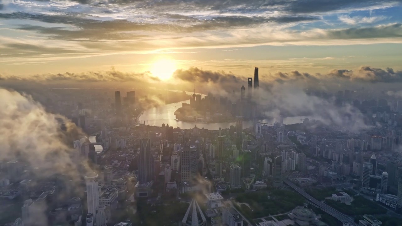 上海陆家嘴城市天际线日出震撼平流雾天空之城航拍视频素材画面3