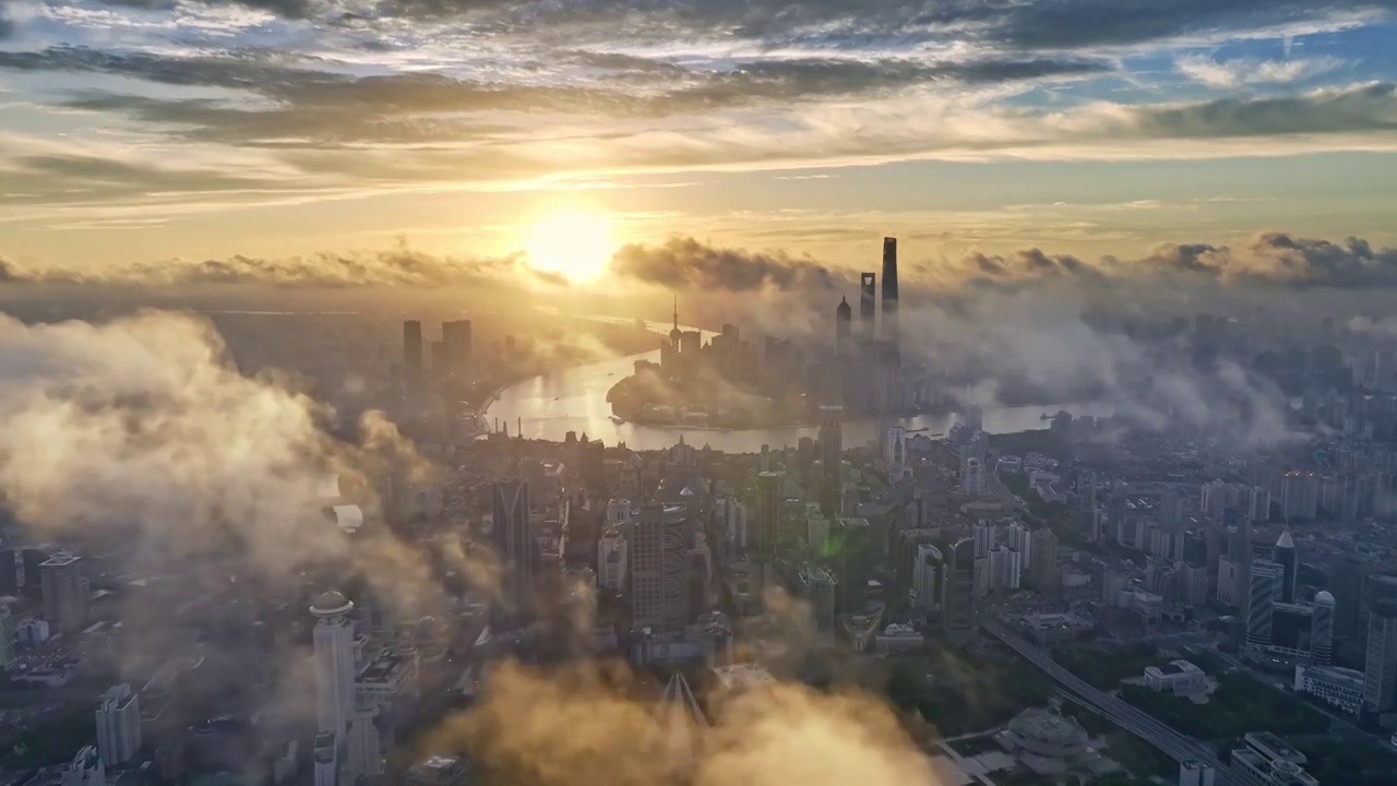 上海陆家嘴城市天际线日出震撼平流雾天空之城航拍视频素材画面4