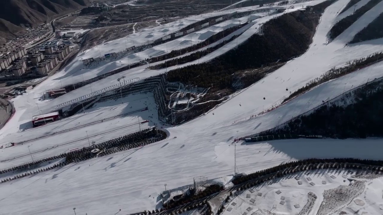 航拍冬季张家口崇礼富龙滑雪场视频素材