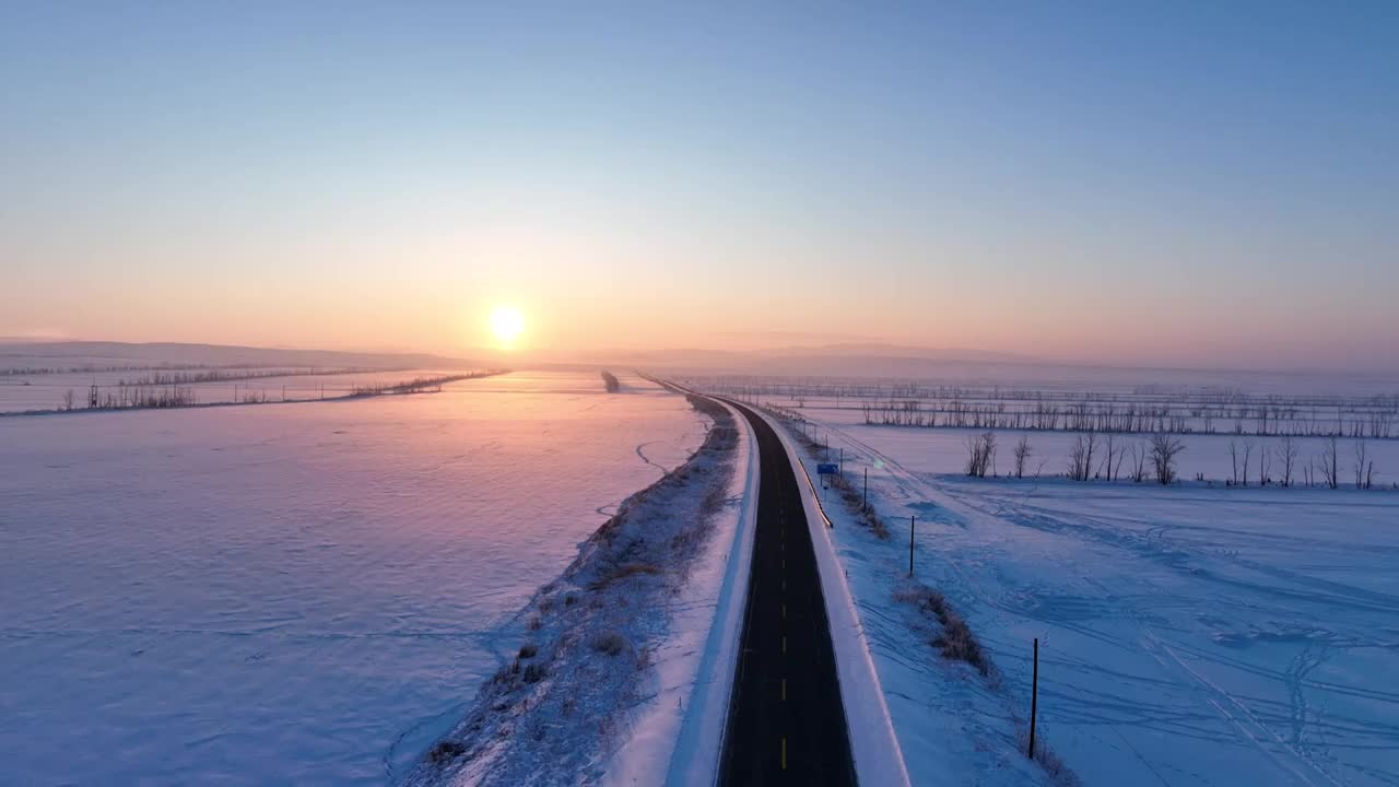 航拍暮色下的雪原之路视频素材