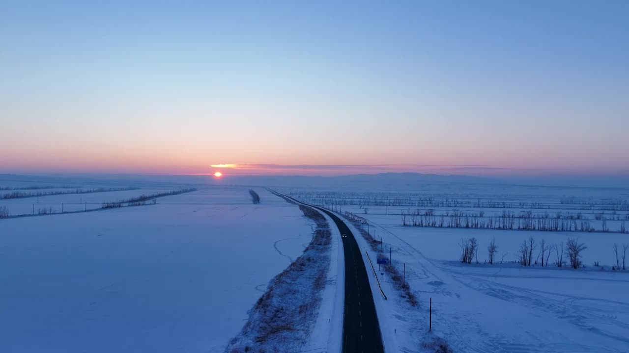 航拍暮色下的雪原之路视频素材