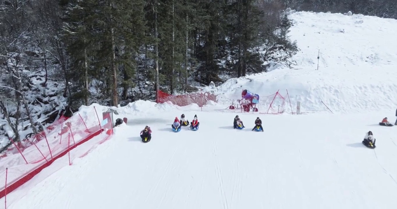 航拍四川毕棚沟滑雪场游客开心滑雪游玩视频素材