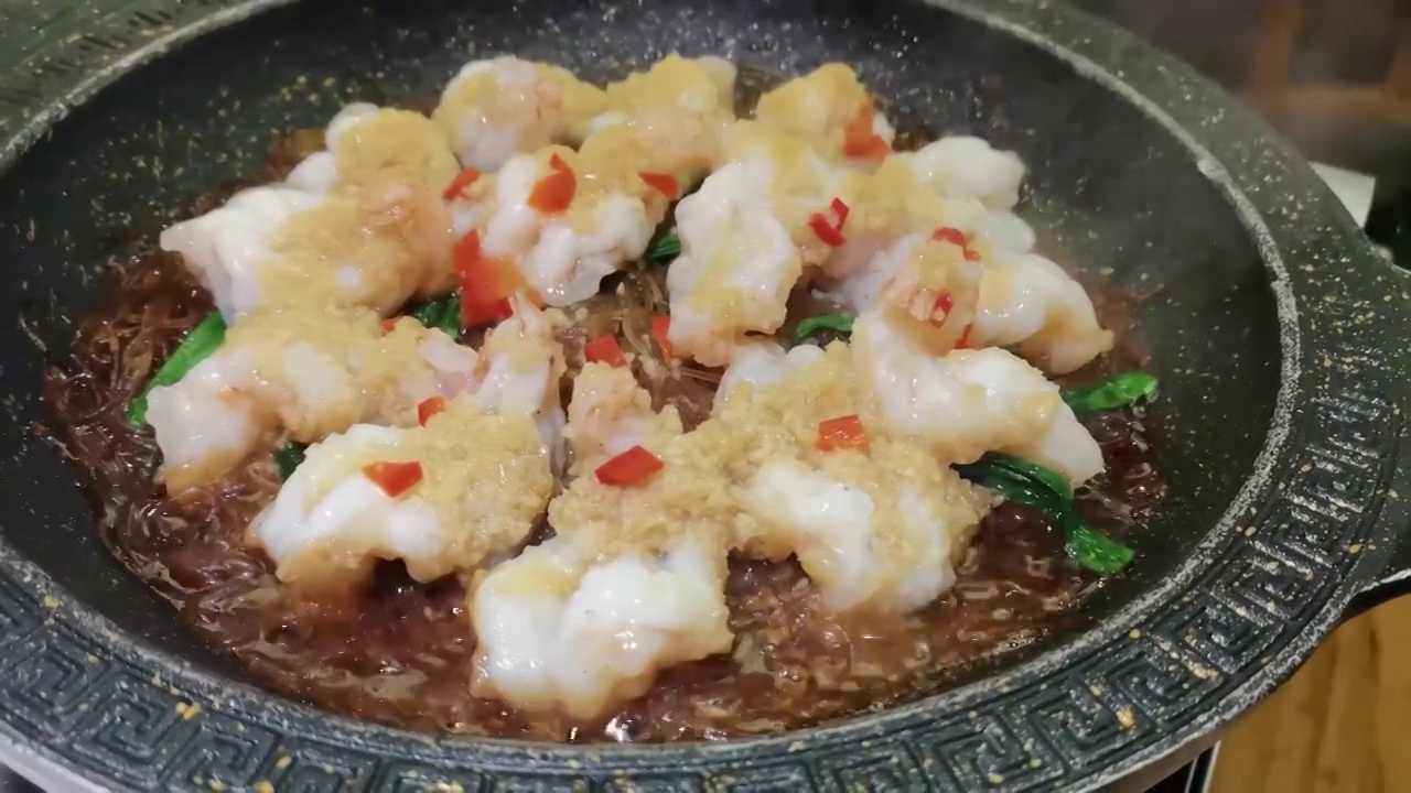 蒜蓉生焖虾，蒜蓉粉丝蒸虾视频素材画面1