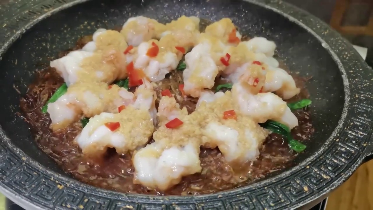 蒜蓉生焖虾，蒜蓉粉丝蒸虾视频素材画面2