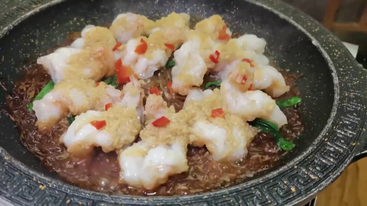 蒜蓉生焖虾，蒜蓉粉丝蒸虾视频素材画面3