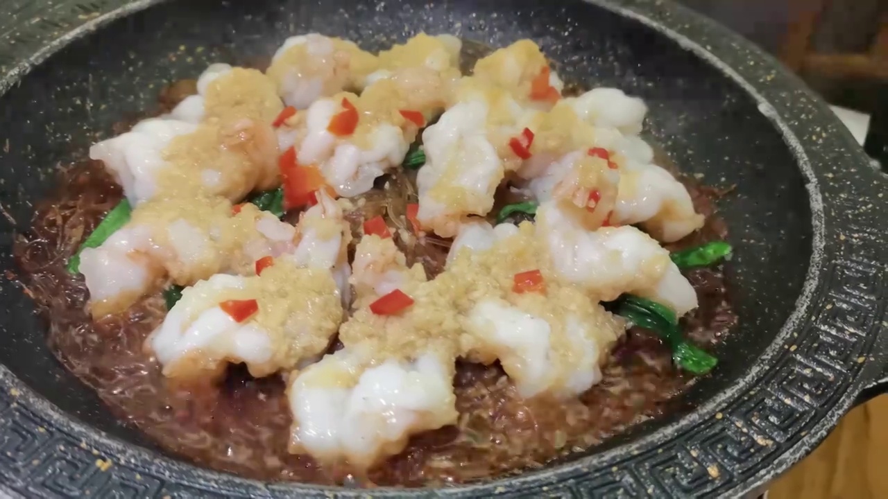 蒜蓉生焖虾，蒜蓉粉丝蒸虾视频素材画面4