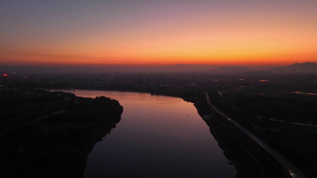 夕阳下的河流清澈河流溪流日落航拍河流倒影视频下载