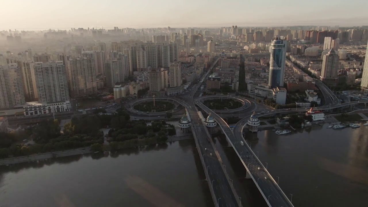 航拍 城市全景 哈尔滨公路大桥 日出 雾 丁达尔效应视频素材