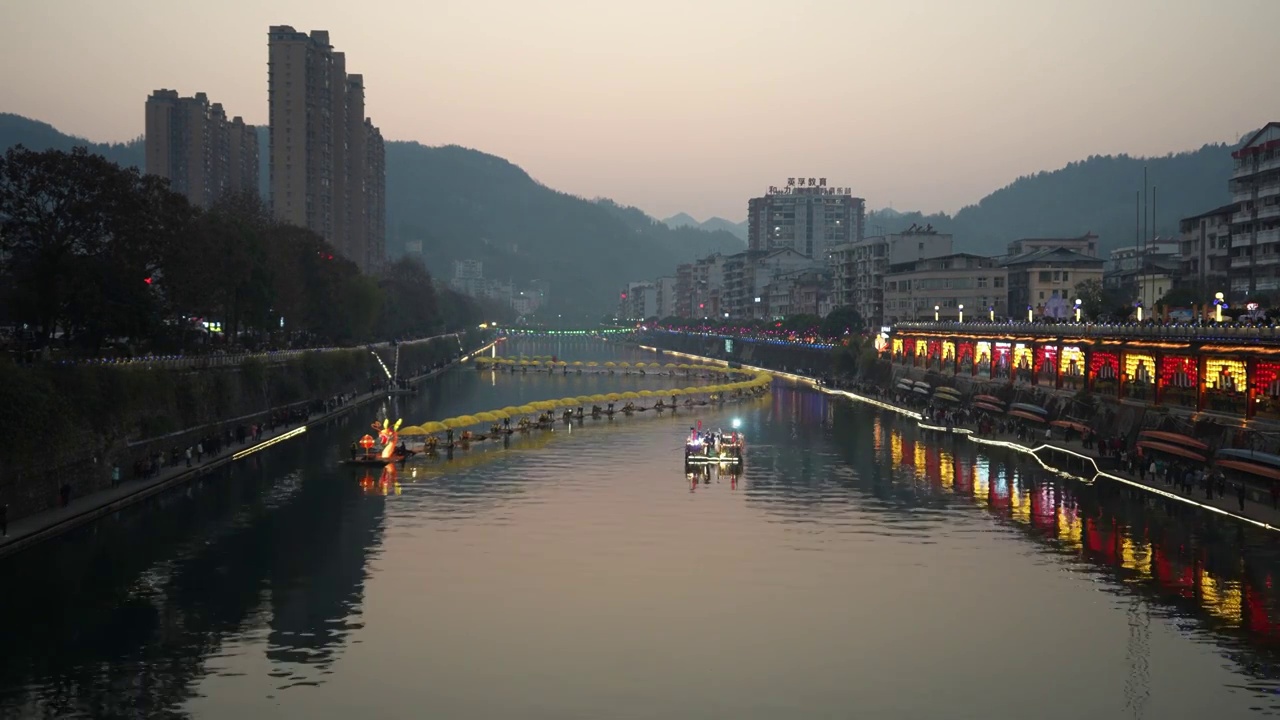 湖北宣恩县城贡水河里龙船巡游古街赏彩灯风光如画视频素材