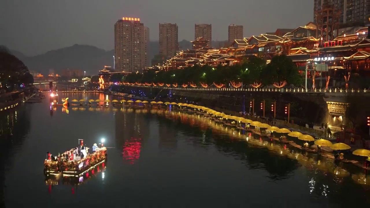 湖北宣恩县城贡水河里龙船巡游古街赏彩灯风光如画视频素材