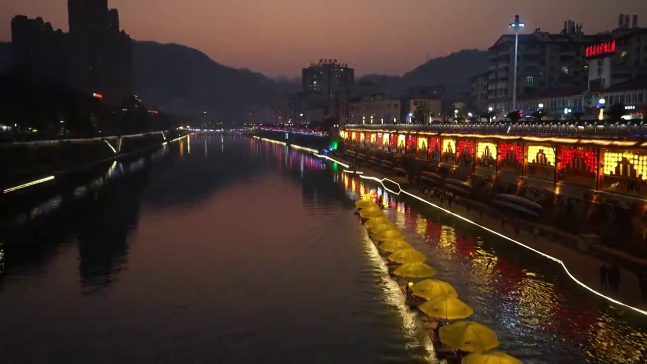 湖北宣恩县城贡水河里龙船巡游古街赏彩灯风光如画视频素材