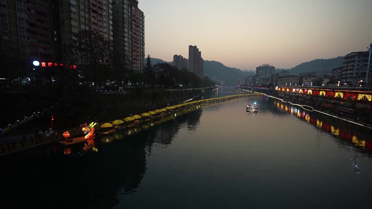 湖北宣恩县城贡水河里龙船巡游古街赏彩灯风光如画视频素材