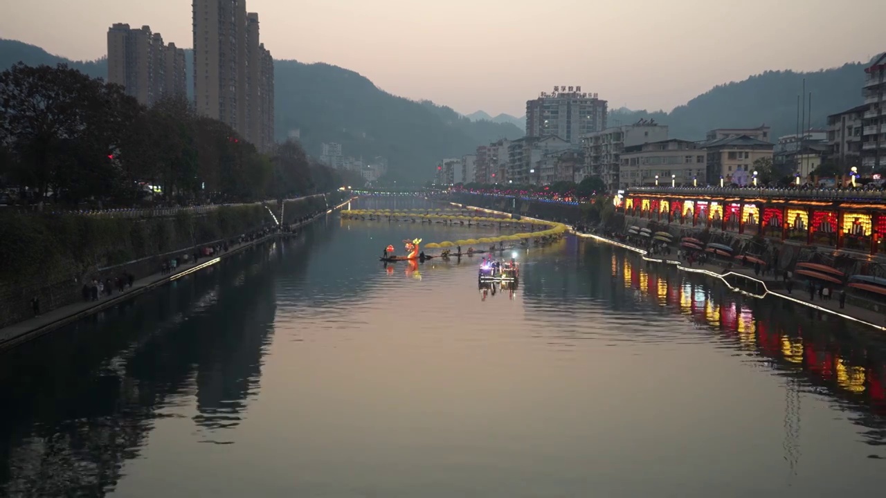 湖北宣恩县城贡水河里龙船巡游古街赏彩灯风光如画视频素材