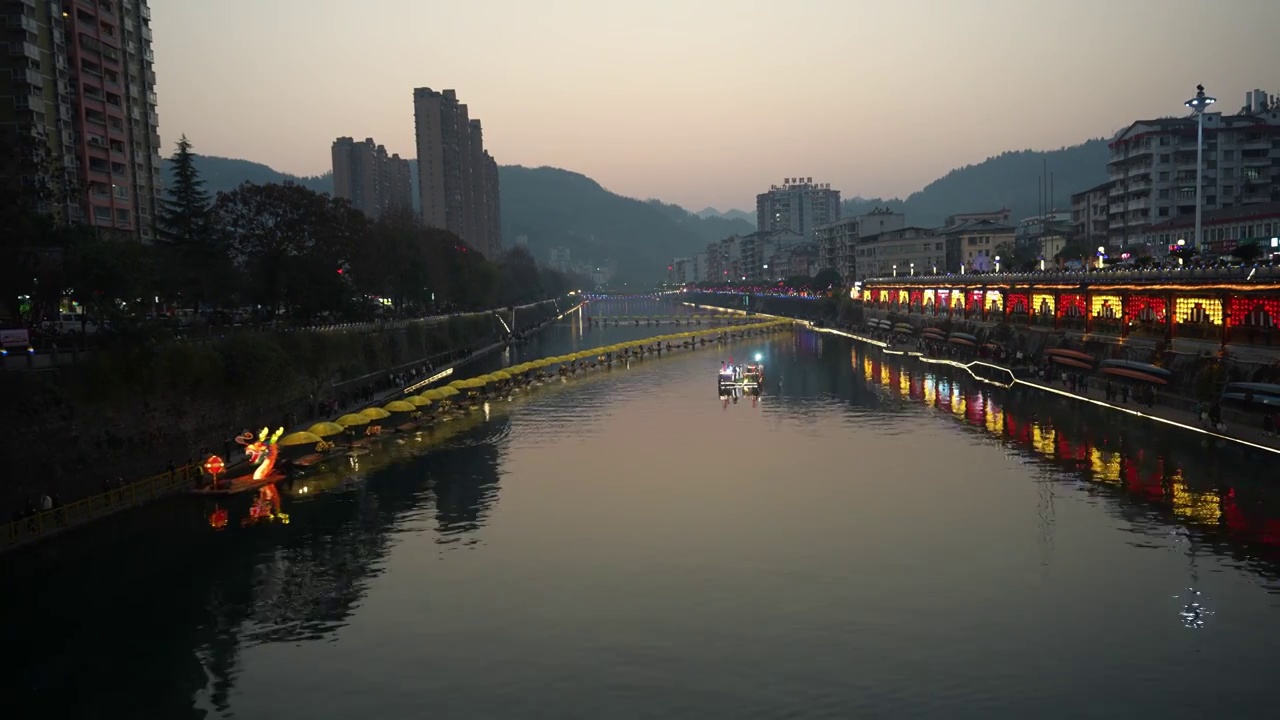 湖北宣恩县城贡水河里龙船巡游古街赏彩灯风光如画视频素材