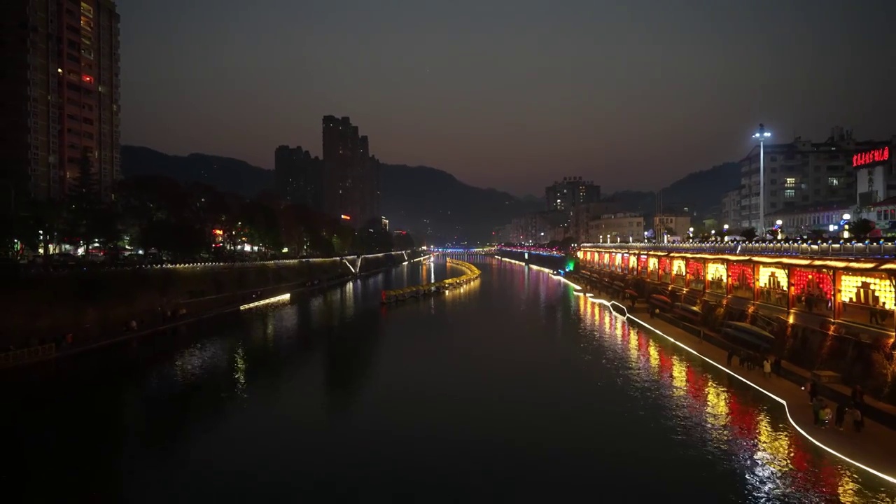 湖北宣恩县城贡水河里龙船巡游古街赏彩灯风光如画视频素材