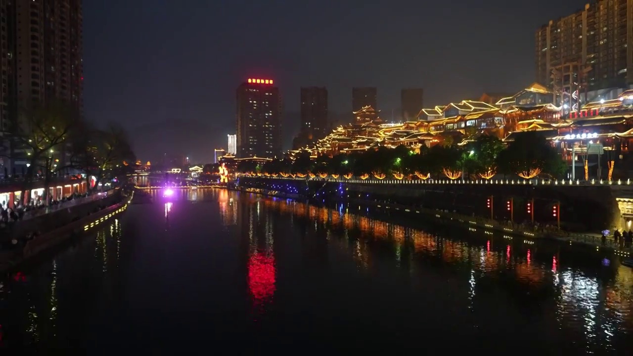 湖北宣恩县城贡水河里龙船巡游古街赏彩灯风光如画视频素材