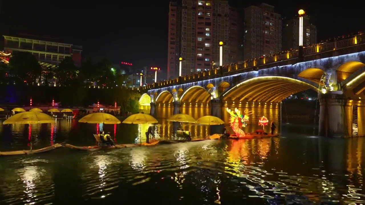 湖北宣恩县城贡水河里龙船巡游古街赏彩灯风光如画视频素材