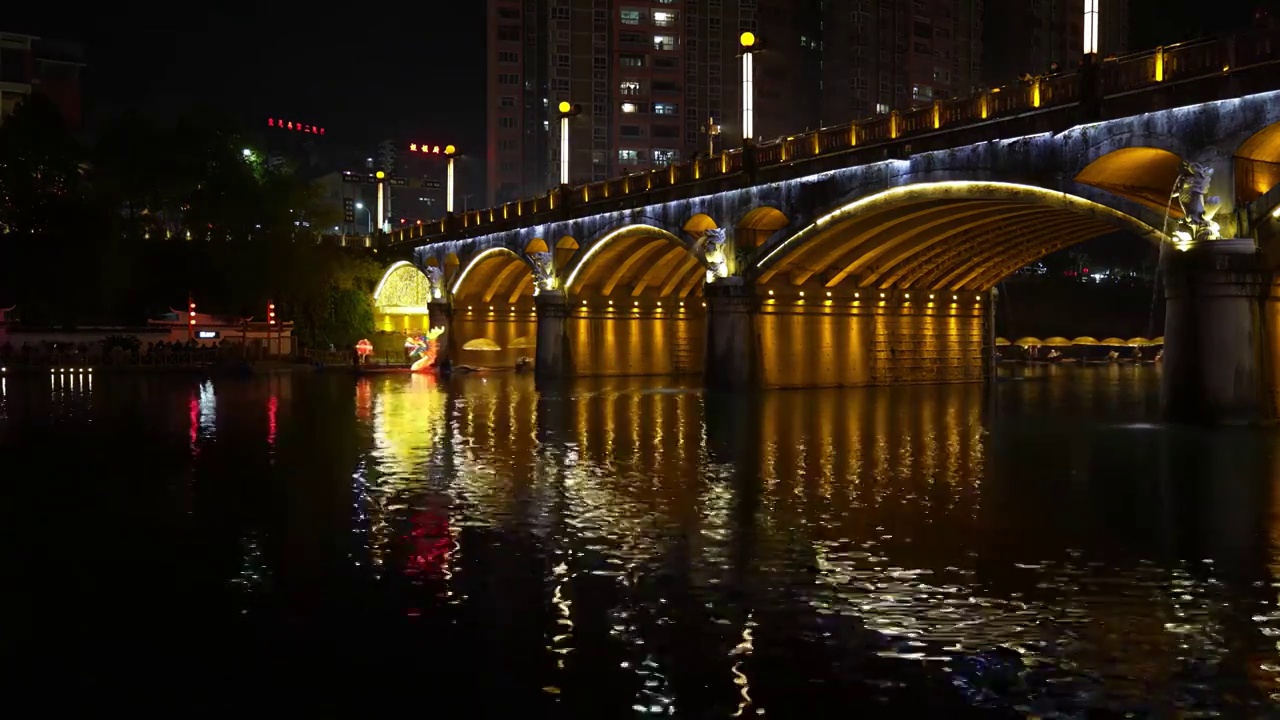 湖北宣恩县城贡水河里龙船巡游古街赏彩灯风光如画视频素材