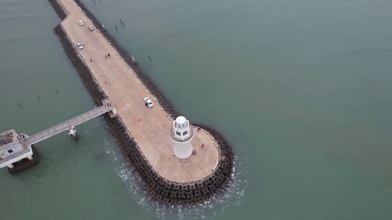 湛江最美日落点：乌石渔港灯塔（天成台旅游度假村）视频素材