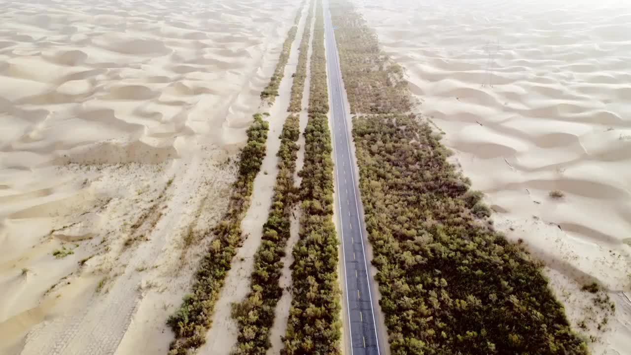 航拍新疆沙漠公路视频素材