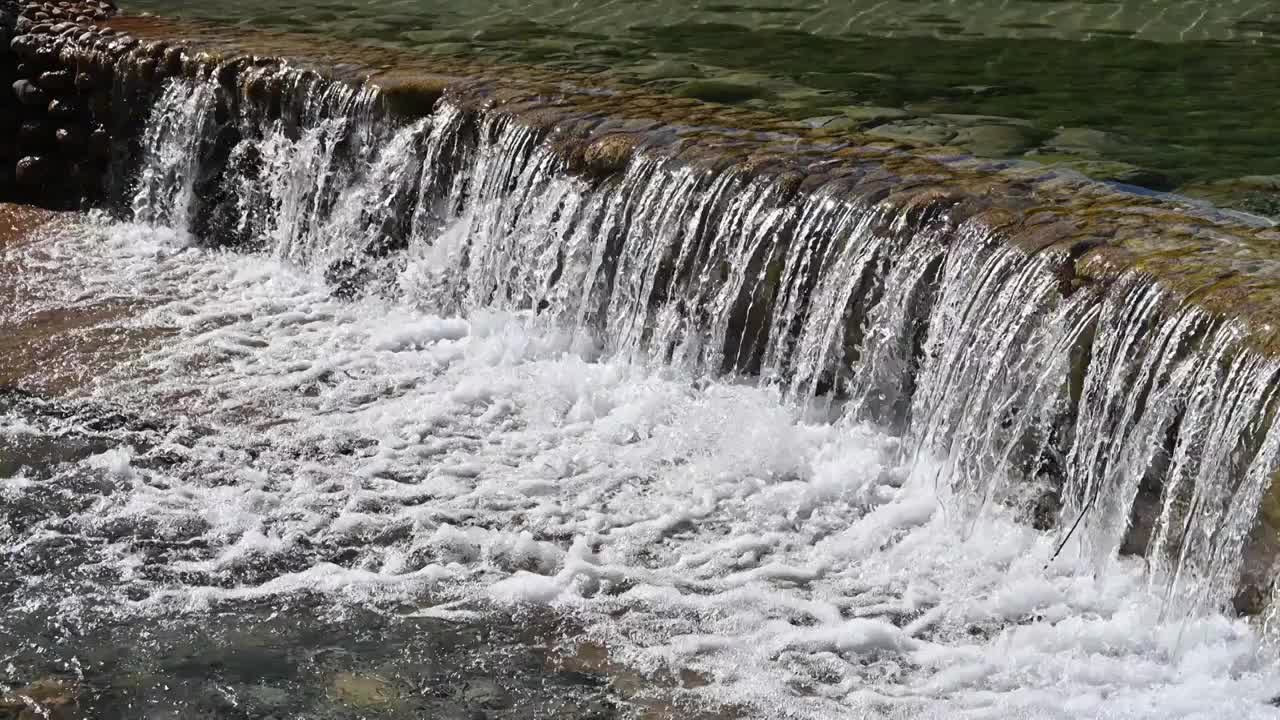 流淌的溪流泛起的水花视频素材